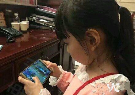 小女孩玩手机游戏