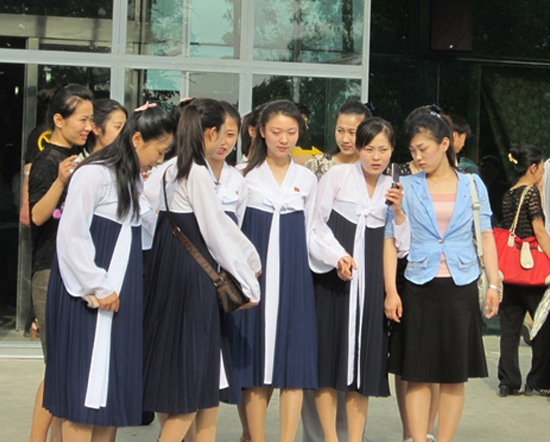 朝鲜女孩玩手机