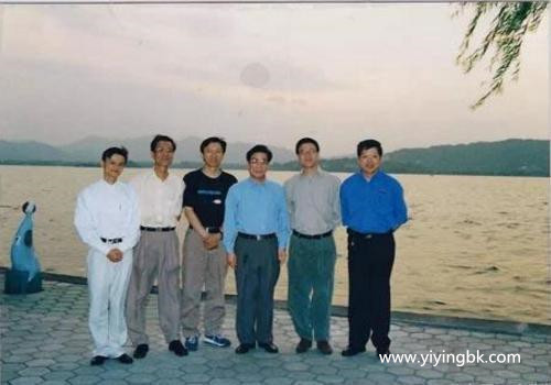 武侠小说作家金庸、搜狐网CEO张朝阳、网易董事长丁磊、8848董事长王俊涛（比阿里巴巴还早创立的电子商务企业）以及马云，年轻时的合照。