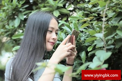 美女看手机，www.yiyingbk.com