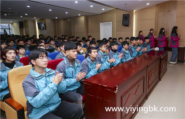 在校学生开校会中，www.yiyingbk.com