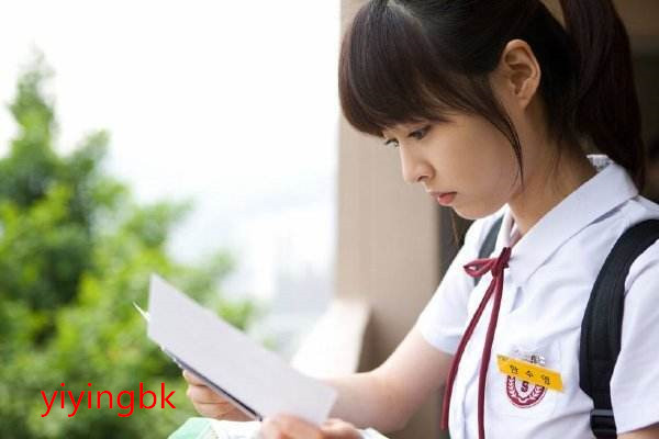 暑假在家的学生，这是女高中生在学习。www.yiyingbk.com