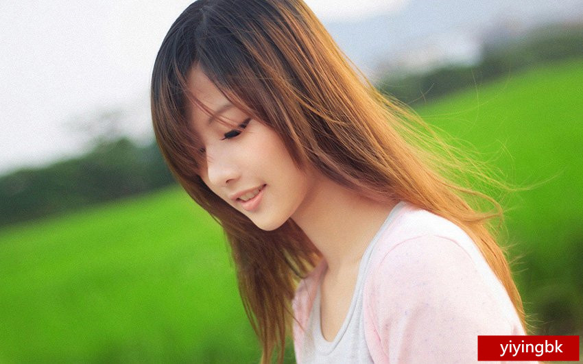 勾起美女的头发，www.yiyingbk.com