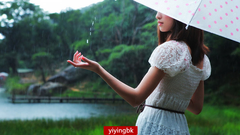 下雨天，漂亮的女孩子在外面看风景。www.yiyingbk.com