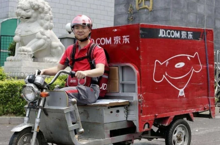 刘强东骑着三轮电车在送快递，www.yiyingbk.com