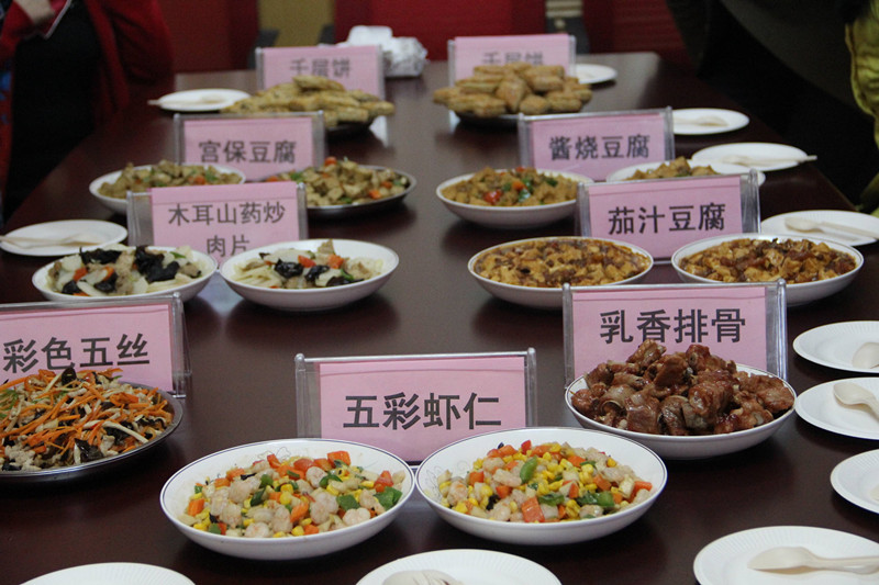 快来吃饭吧！这里有很多好吃的菜品，www.yiyingbk.com