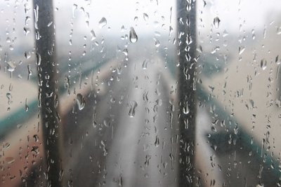 下雨天，www.yiyingbk.com