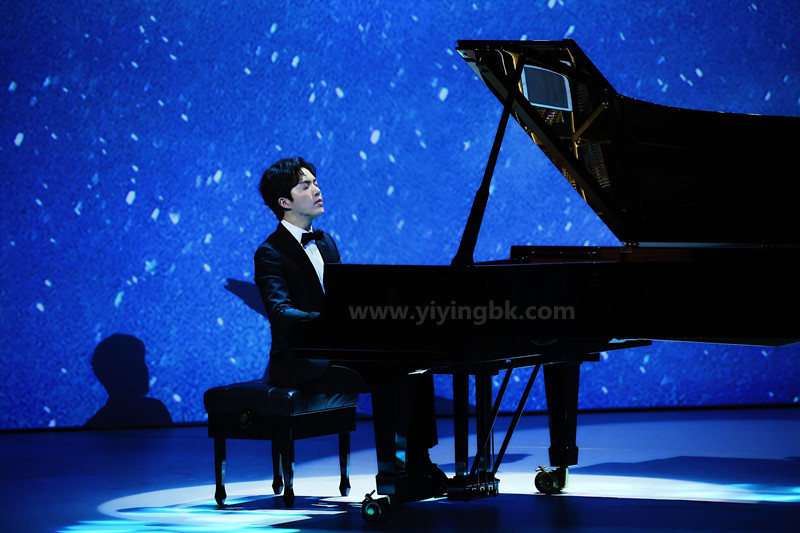 弹钢琴的李云迪，www.yiyingbk.com