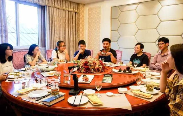 聚在一起吃饭，www.yiyingbk.com