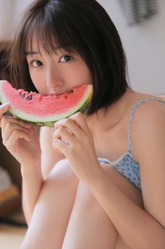 正在吃西瓜的小姑娘，有滋有味！www.yiyingbk.com