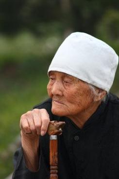 一位正在回忆往事的老人！www.yiyingbk.com