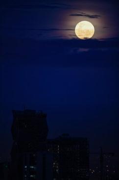 夜晚窗外的月亮！www.yiyingbk.com