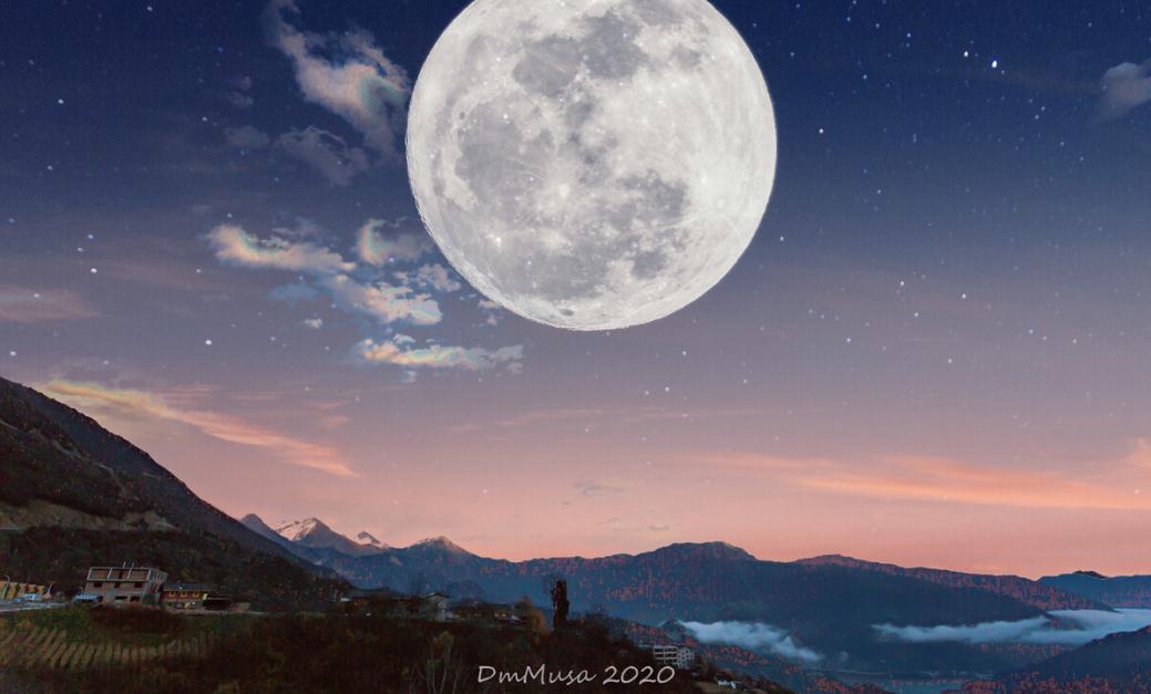 天上美丽的月亮！www.yiyingbk.com