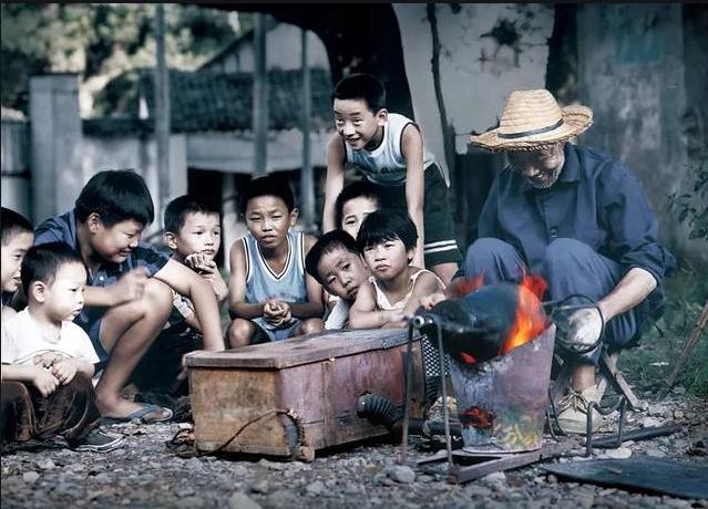 小时候,大家围在一起看爆米花。www.yiyingbk.com 小时候,大家围在一起看爆米花。www.yiyingbk.com