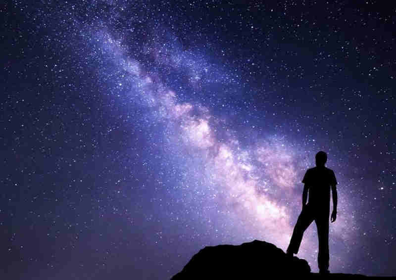 一个人在深夜里仰望唯美的天空，www.yiyingbk.com