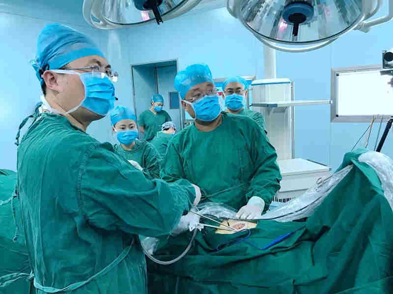 做手术的医生们，www.yiyingbk.com