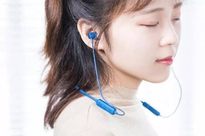 听歌，需要戴上耳机，才能有美妙的体会！www.yiyingbk.com