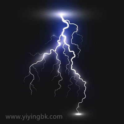 下雨天打落雷和闪电，此时非常震撼大自然的力量。www.yiyingbk.com